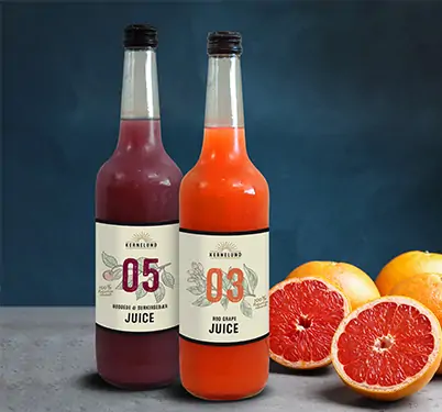 Kernelund Juice labels på glasflasker med akvarel blomster illustrationer. Designet af Grafisk designer Kjeltoft.