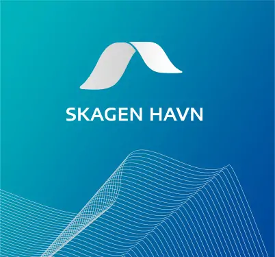 Skagen Havns logo i hvidt på blå baggrund og med grafik element. Designet af grafisk designer Kjeltoft.